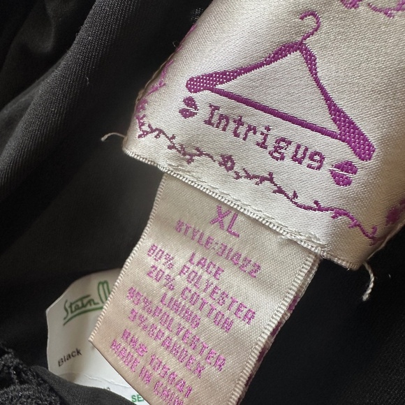 DRESSY, STRETCHY OFF SHOULDER BLACK TOP BY INTRIGUE-New Condition/XL - Picture 9 of 11